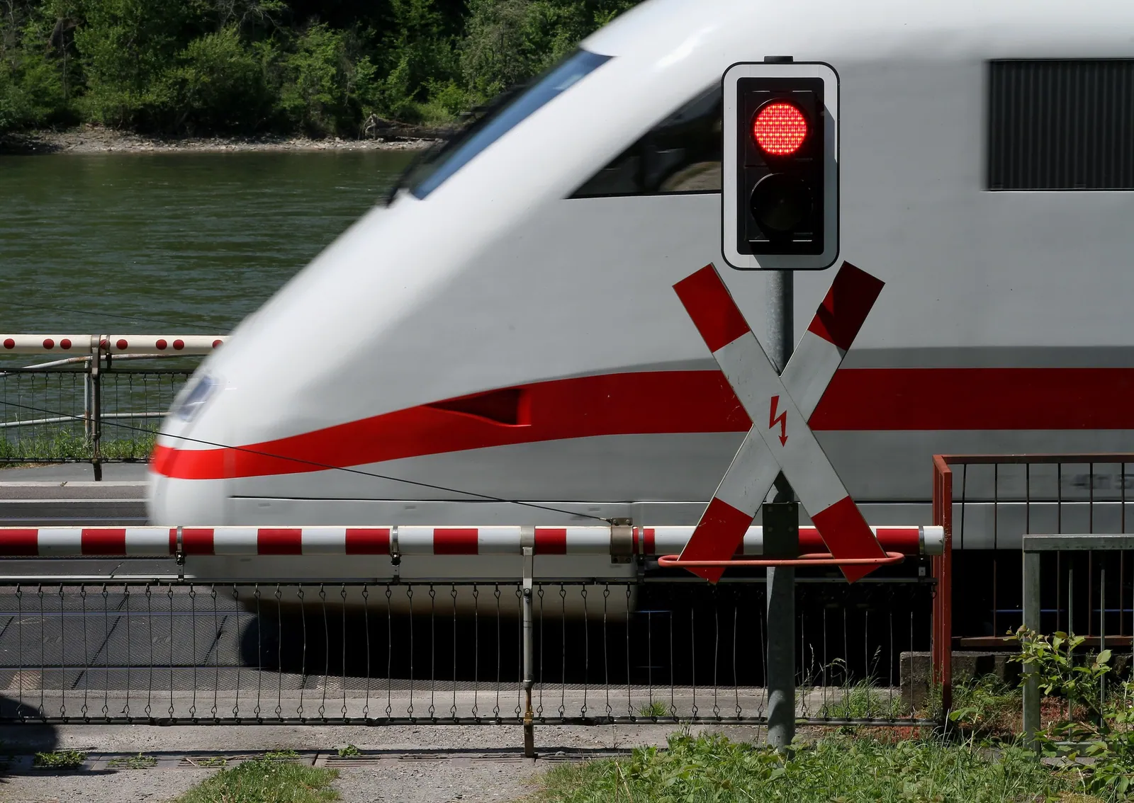 ICE  Baureihe 401 am Bahnübergang zwischen Lorchhausen und Kaub  Rechte Rheinstrecke